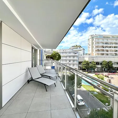 Bright With Balconies Apartment *