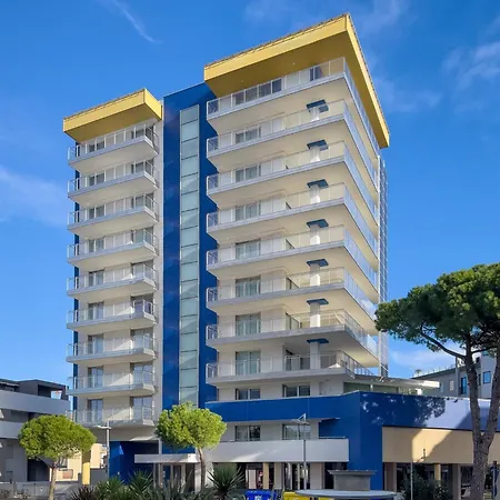 Bright With Balconies Apartment *